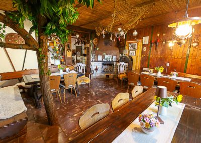 Gasträume der Turmbaude am Wallenburger Turm in Trusetal